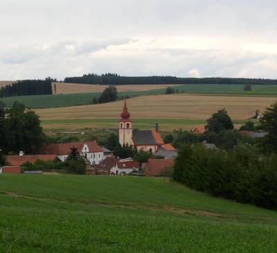 Pohled na panorama Dolní Krupé s kostelem.